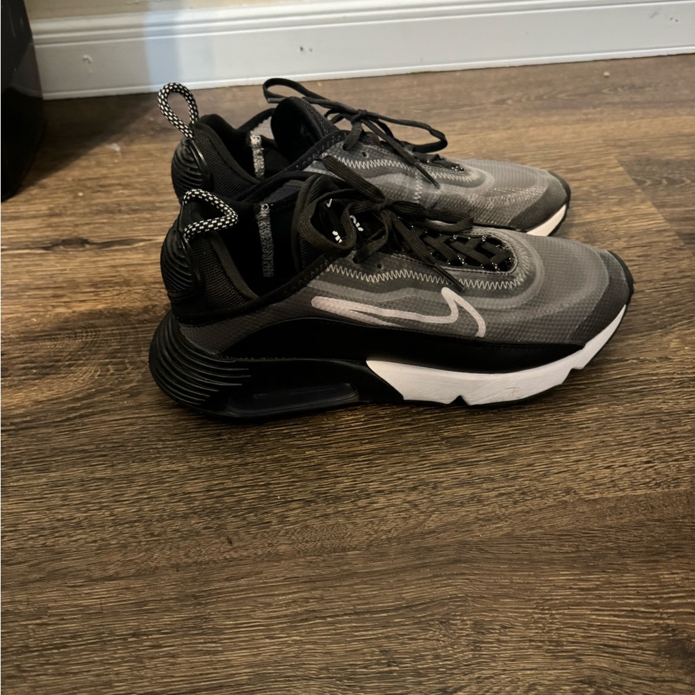 Women Nike 2090s Size 8 - Picture 1 of 6